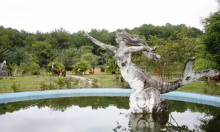 Công viên hoang phế, xuống cấp.