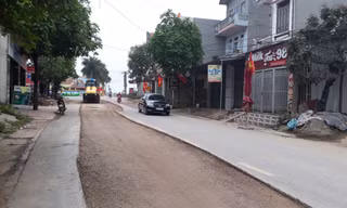 Đoạn đường qua xã Phúc Hòa, huyện Tân Yên (Bắc Giang) mới làm xong đã hư hỏng nặng, buộc phải sửa chữa lại