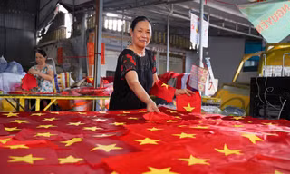 Làng nghề chuyên may, thêu cờ Tổ quốc tất bật trước ngày Quốc khánh 2/9