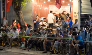 Giữ chỗ từ 2h sáng, đội mưa xem diễu binh 70 năm chiến thắng Điện Biên Phủ