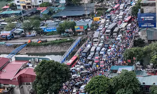 Giao thông Hà Nội hỗn loạn, người dân tháo chạy về nhà tránh bão