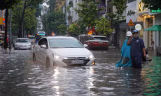 Mưa to kết hợp triều cường, đường phố giữa trung tâm Sài Gòn ngập nặng 
