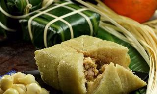 Khách Tây thắc mắc về bánh chưng vuông 