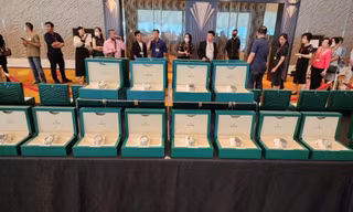 Công ty Singapore tặng đồng hồ Rolex, vàng thỏi cho hơn 300 nhân viên