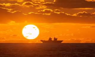 Tàu sân bay HMS Queen Elizabeth (R08) của Hải quân Hoàng gia Anh đi ngang qua Đại Tây Dương ngày 23/9/2019. Ảnh: HNLMS De Ruyter.