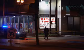 Cảnh sát phản ứng với vụ nổ súng ở Monterey Park. Ảnh: Reuters.
