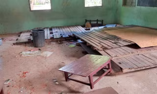 Bên trong ngôi trường bị ảnh hưởng bởi cuộc không kích của quân đội Myanmar. Ảnh: Reuters.