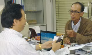 Ông Bậc (phải) trình bày vụ việc với PV Tiền Phong