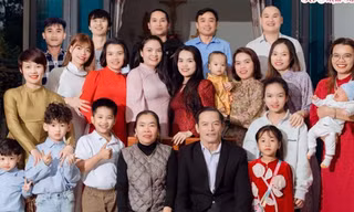 8 con gái cùng về ăn Tết, ông bố ở Nghệ An rưng rưng trong bữa cơm tất niên