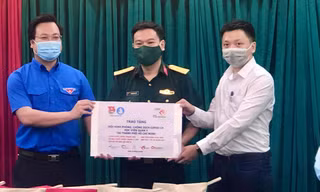 Các đơn vị trao trang thiết bị, bảo hộ y tế cho tình nguyện viên tham gia chống dịch tại miền Nam