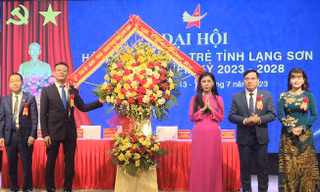 Hội Doanh nhân trẻ tỉnh Lạng Sơn nhận lẵng hoa của lãnh đạo tỉnh Lạng Sơn. (ảnh: Duy Chiến)