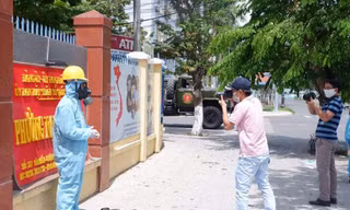 Phóng viên báo Tiền Phong (giữa) cùng đồng nghiệp tác nghiệp trong những ngày “thường trú” tại Nại Hiên Đông