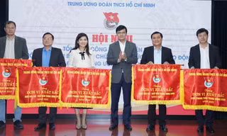 Báo Tiền Phong nhận cờ Thi đua T.Ư Đoàn