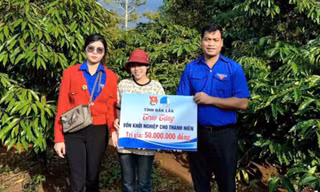 Trao vốn vay khởi nghiệp cho thanh niên Đắk Lắk