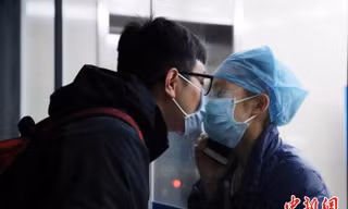 Xúc động nữ y tá hôn bạn trai qua tấm kính cách ly giữa mùa dịch corona