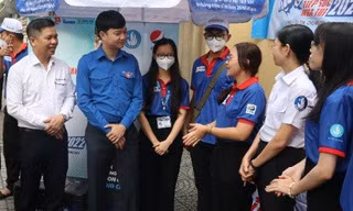 Bí thư T.Ư Đoàn Nguyễn Minh Triết thăm đội hình Tiếp sức mùa thi tại TPHCM