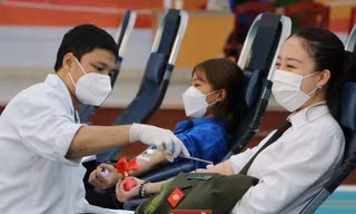 Chủ nhật Đỏ tại Quảng Bình thu hút đông đảo bạn trẻ tham gia hiến máu