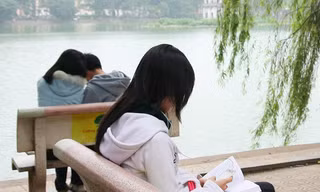 Không ít bạn trẻ cô đơn phải thuê người yêu về quê dịp Tết. Ảnh: Xuân Phú