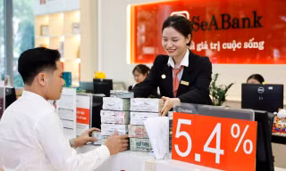 Tiền người dân gửi ngân hàng tăng kỷ lục 