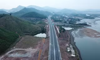 Đưa cao tốc Hạ Long - Vân Đồn vào khai thác.