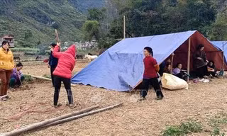 Nhân dân xã Đàm Thủy dựng lêu lán ngủ tạm ngoài đồng. Ảnh: TTXVN phát 