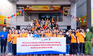 Giảng viên cùng sinh viên xuống đường bóc gỡ quảng cáo trái phép trong ngày 20/11