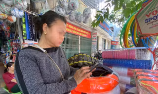 Áo phao cứu hộ cháy hàng, tăng giá phi mã