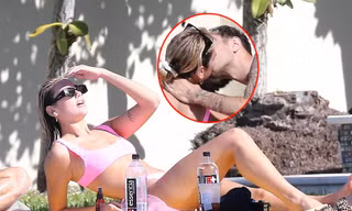 Dua Lipa khoe vóc dáng đáng kinh ngạc với bikini hồng, hôn đắm đuối trai trẻ