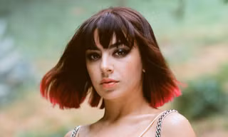 Charli XCX bị fan cuồng đột nhập biệt thự hơn 83 tỷ, vô tư khoả thân đi trong nhà