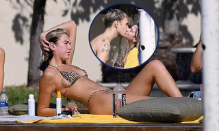 Dua Lipa nóng bỏng với bikini da báo, ‘khóa môi’ bạn trai nồng nàn đón năm mới