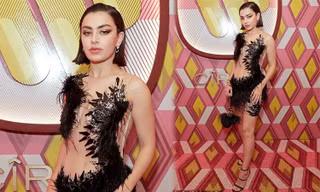 Diện đầm xuyên thấu sexy, Charli XCX lộ vòng một chảy xệ bất thường