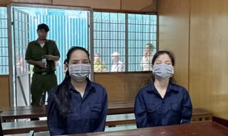 Hai bị cáo tại phiên tòa.