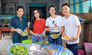 Trang Trần cùng Đại sứ Nhân ái Hương Hoàng nấu ăn cho các cụ già neo đơn