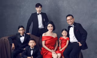 Hà Kiều Anh khoe ảnh chụp cả nhà đẹp lung linh như 'gia đình đá quý' khiến fans 'phát sốt'