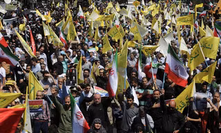 Người Iran biểu tình ở thủ đô Tehran để kêu gọi tấn công trả đũa Israel. (Ảnh: Anadolu)