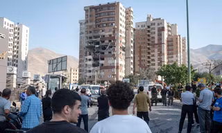 Một toà chung cư ở Tehran hư hại sau vụ tấn công của Israel ngày 13/6. (Ảnh: Getty)