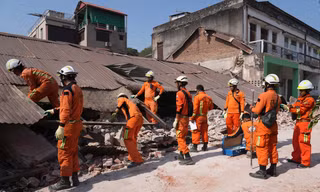 Đội cứu hộ tìm kiếm nạn nhân trong khu nhà đổ sập ở Naypyitaw ngày 1/4. (Ảnh: AP)