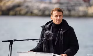 Tổng thống Pháp Emmanuel Macron phát biểu tại cuộc họp báo ở Nuuk, Greenland, ngày 15/6. (Ảnh: AP)