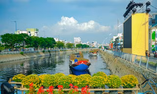Chợ hoa 'trên bến dưới thuyền' rộn ràng sắc Xuân trước giờ khai mạc
