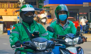 Tài xế và khách hàng bối rối với phí 'nắng nóng' của Grab 