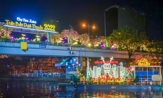 Chợ hoa xuân 'trên bến dưới thuyền' ở TPHCM rộn ràng khai mạc
