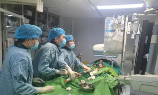 Các bác sỹ thực hiện ca phẫu thuật cho bệnh nhân Nguyễn V.Th