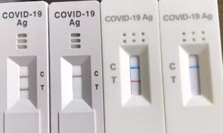 Nhiều sinh viên vừa nhập học được một tuần đã phải test nhanh 3-4 lần rất tốn kém. Ảnh: Đ.H