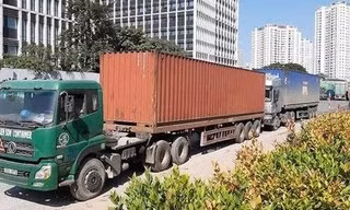 Container chở thuốc bắc lậu trong vụ án bị cơ quan chức năng phát hiện, kiểm tra.