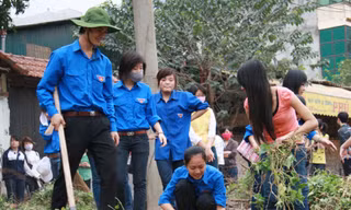 Tình nguyện vì môi trường cũng là cách để bạn trẻ xả năng lượng. Ảnh: Hải Anh