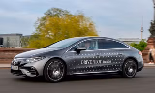 Mercedes-Benz vượt qua Tesla về hệ thống lái xe tự động