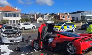 Ferrari Enzo gặp nạn trên đường giao tới chủ nhân mới