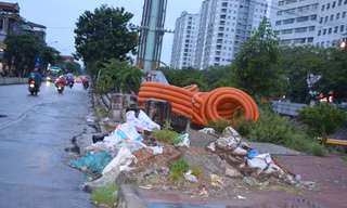 Vỉa hè phố Kim Ngưu trở thành nơi lưu cữu rác xây dựng, nơi chứa ống luồn cáp điện chưa sử dụng