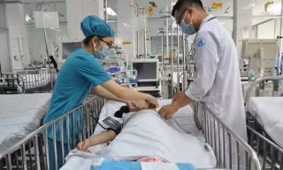 Cứu sống bé gái liên tục ói ra máu không rõ nguyên nhân