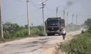 Xe quá khổ, quá tải ngang nhiên đi trên đê sông Hồng dù có biển cấm